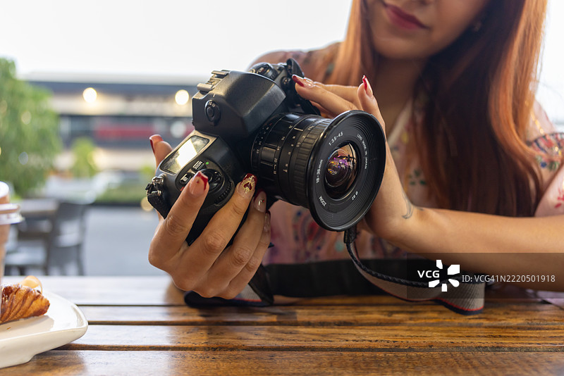 青少年学习如何使用35毫米胶卷相机图片素材