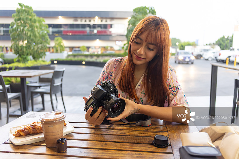 青少年学习如何使用35毫米胶卷相机图片素材