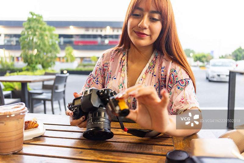 青少年学习如何使用35毫米胶卷相机图片素材