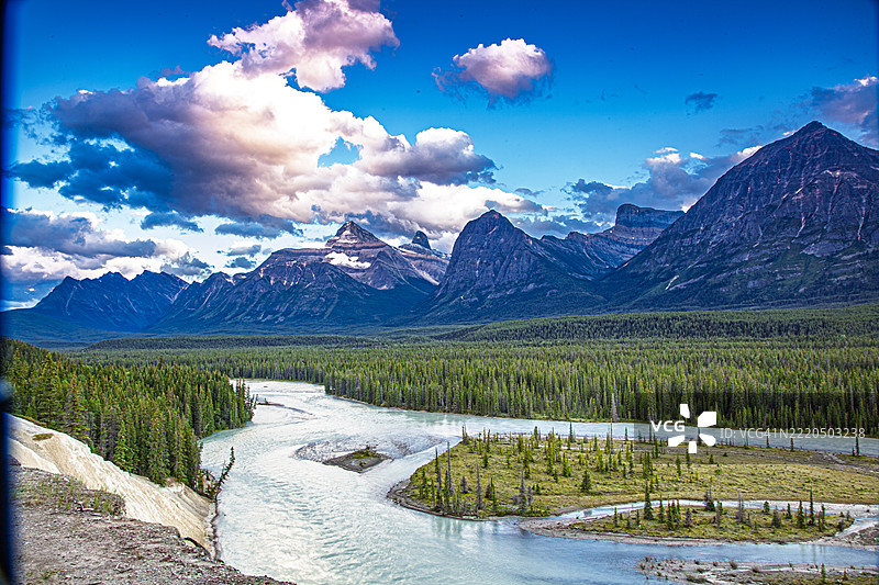 雅斯珀国家公园的阿萨巴斯卡河图片素材