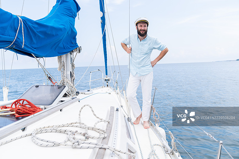 一位船长站在游艇上的肖像图片素材