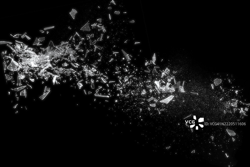 一大块玻璃在黑色背景上碎成许多碎片图片素材