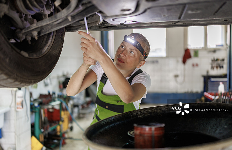 女性在车间进行油提取过程图片素材