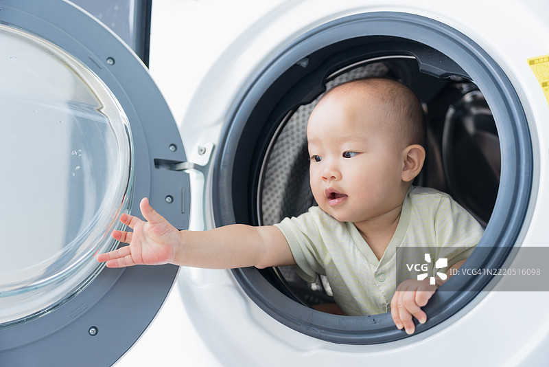 可爱的亚洲一岁女孩家庭肖像图片素材