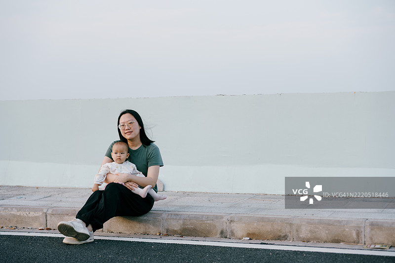 亚洲母亲在海滩上与孩子们玩耍；亚洲家庭生活方式图片素材