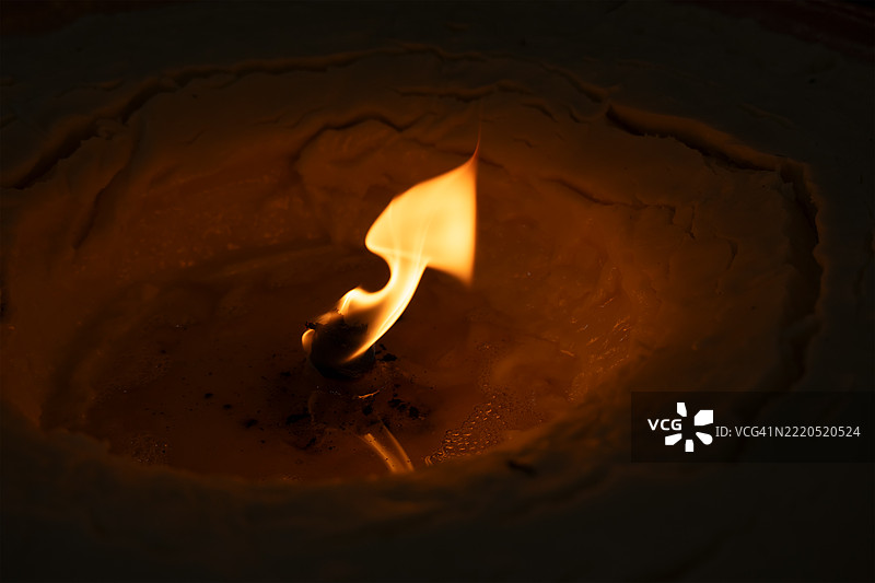 黑色背景上的微弱烛光图片素材