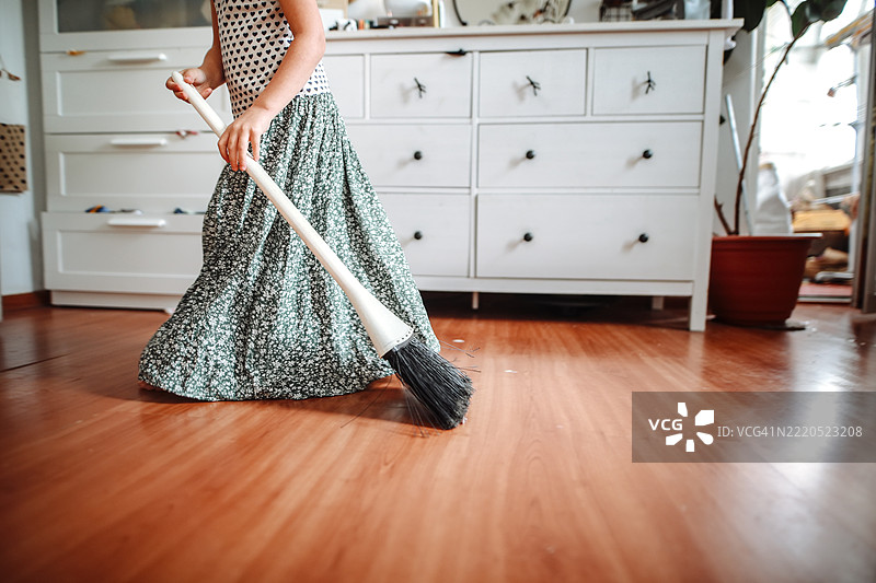 孩子在扫地，参与家庭琐事的角色图片素材