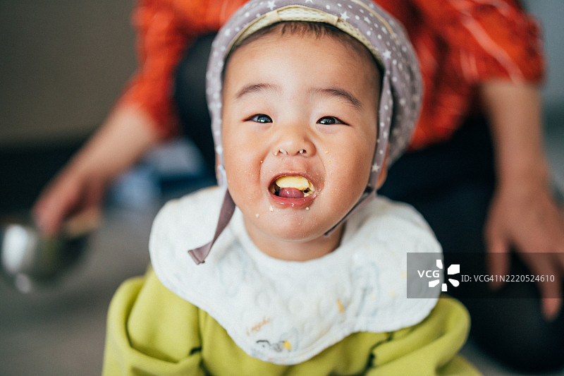 微笑的男婴图片素材
