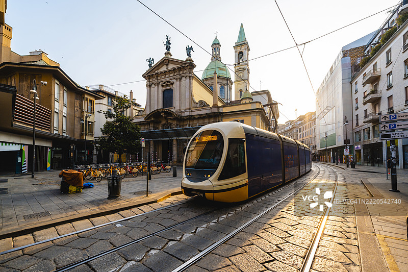 现代电车在意大利米兰老城迷人的街道上行驶图片素材