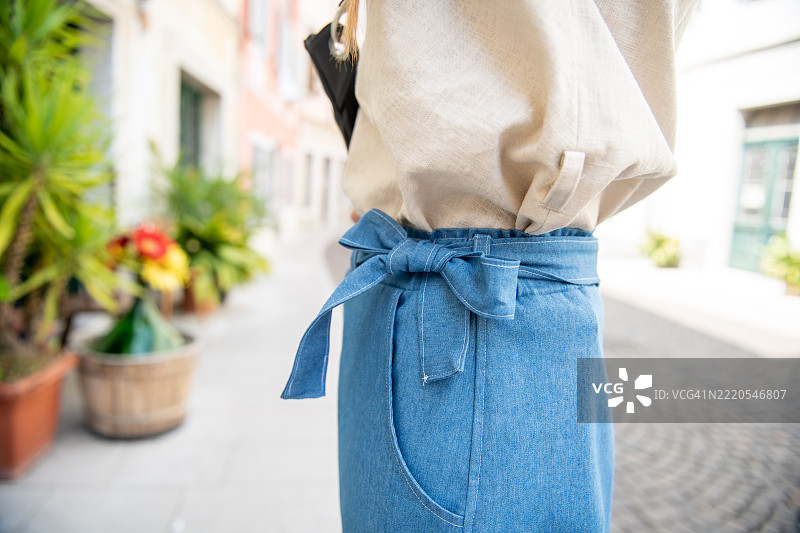 裤腰上的时尚蝴蝶结特写图片素材