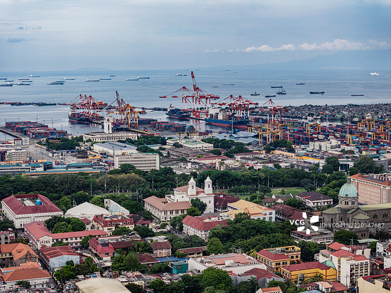 马尼拉港的鸟瞰图，周围是城市建筑和航运活动图片素材