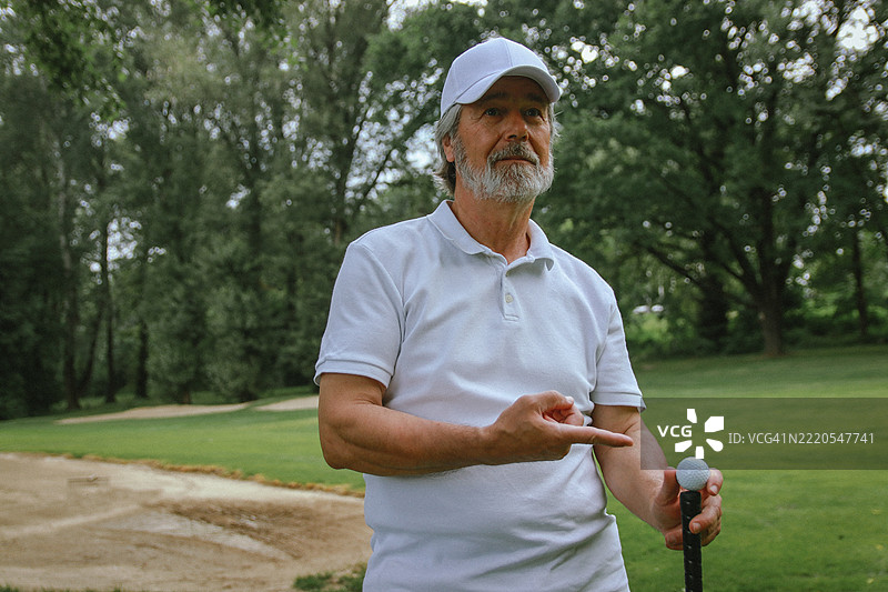富有老年人的积极生活打高尔夫球图片素材