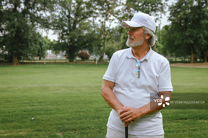 富有老年人的积极生活打高尔夫球图片素材