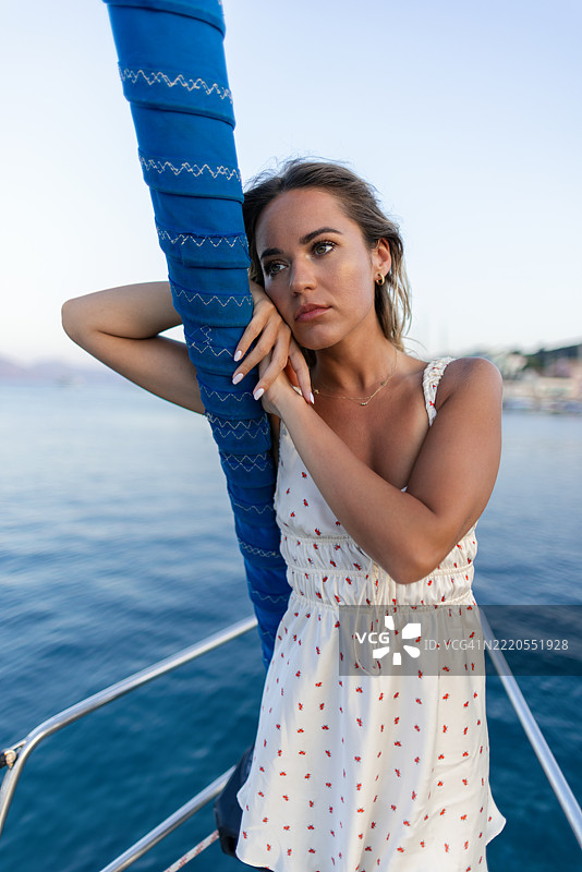 美丽的女人站在帆船的船头上图片素材