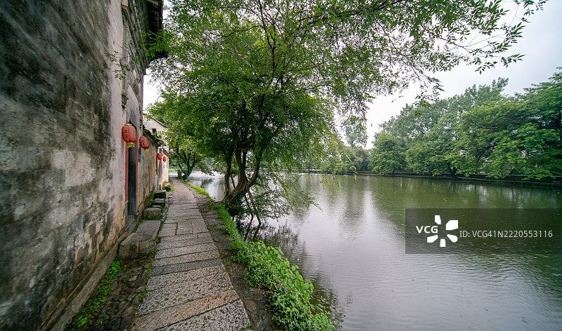 宁静的河岸场景图片素材