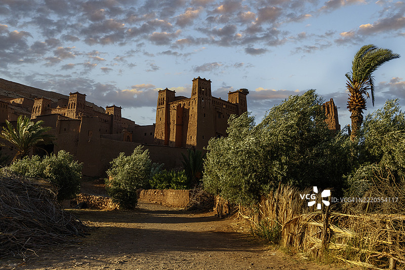 在摩洛哥日落时分探索迷人的阿伊特·本·哈杜古堡图片素材