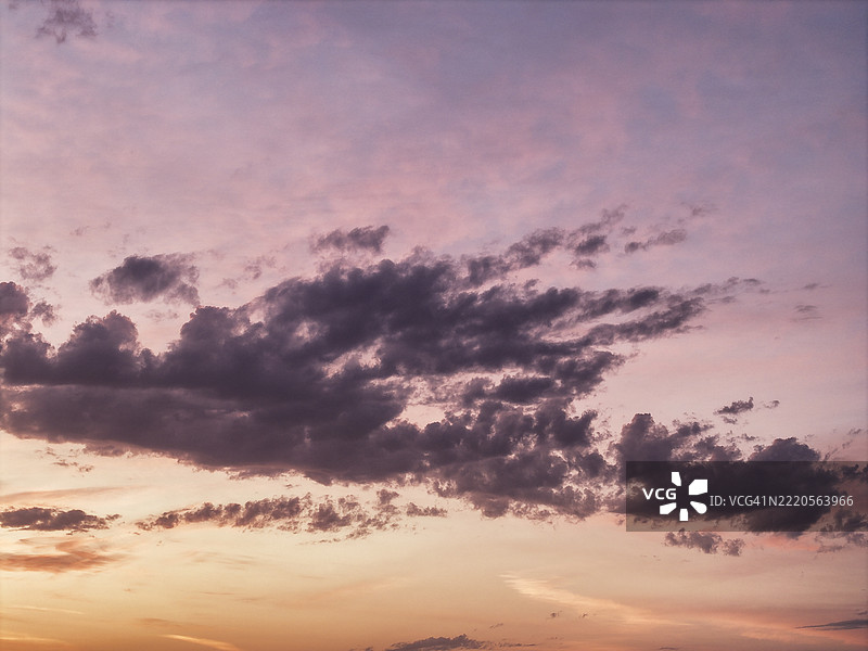 日落时分五彩斑斓的天空全景拍摄图片素材