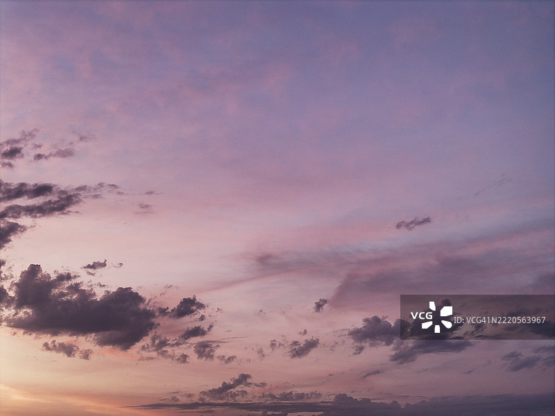 日落时分五彩斑斓的天空全景拍摄图片素材