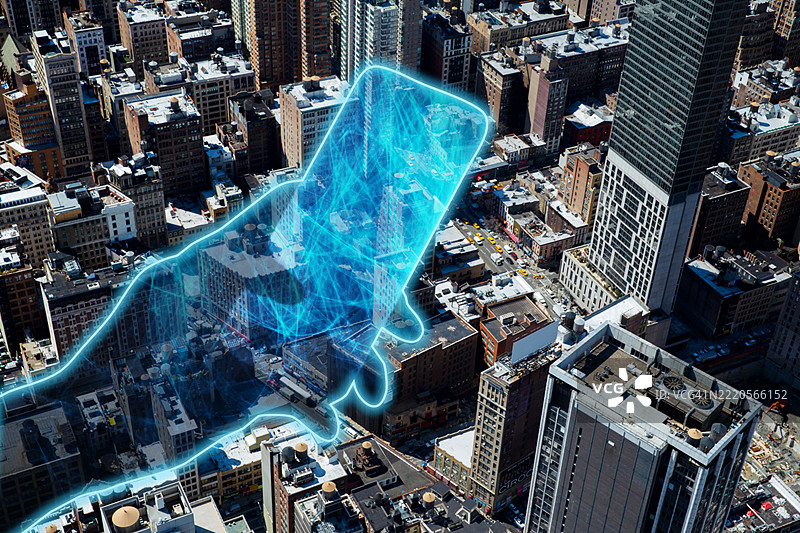 带有数字网格的光线智能手机，背景是纽约市的街道和建筑。图片素材