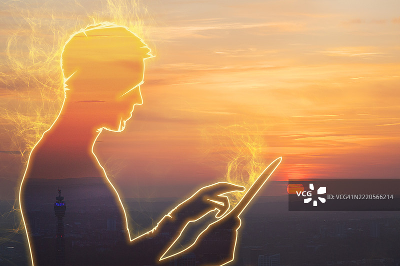 用数字平板电脑绘制的光线条纹构成的人形，背景是日落时分的伦敦景色图片素材