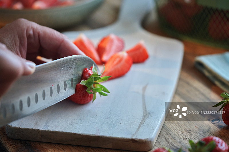 在切菜板上切草莓图片素材