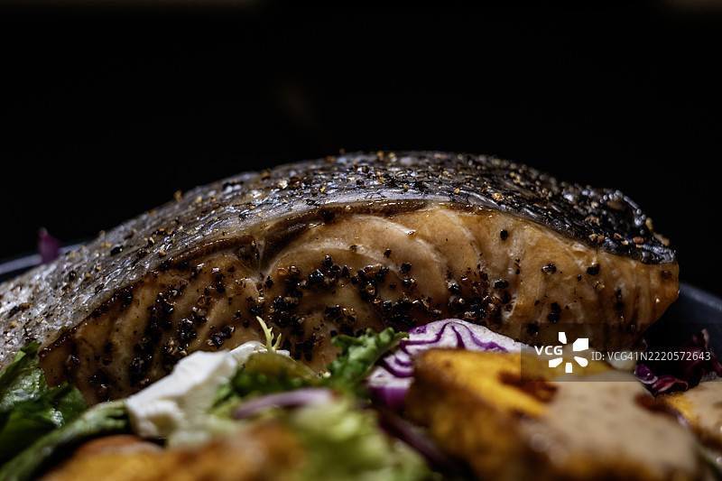 烤三文鱼沙拉图片素材