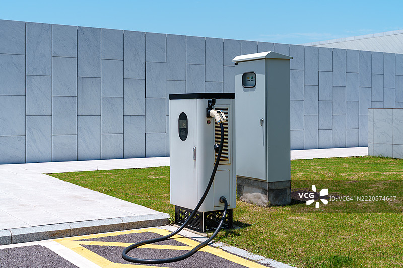 停车场内的电动车充电站图片素材