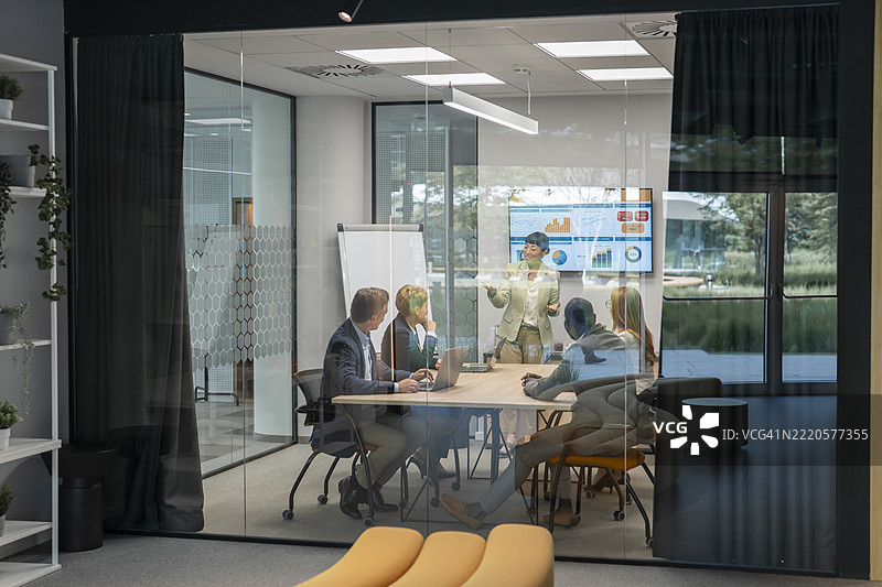 女商人在现代办公室的公司会议中主导演示。图片素材