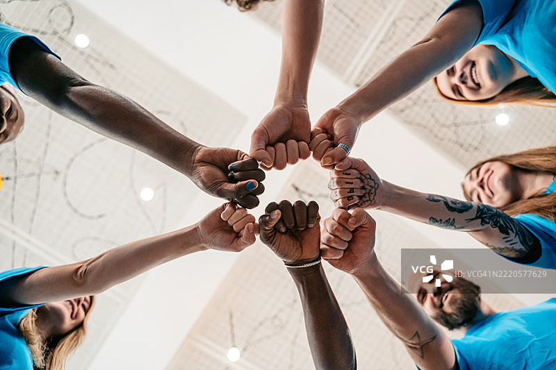 一群志愿者在捐赠中心进行团队握手图片素材