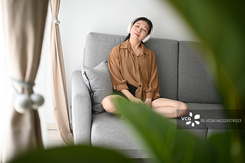 女人沐浴在阳光下图片素材