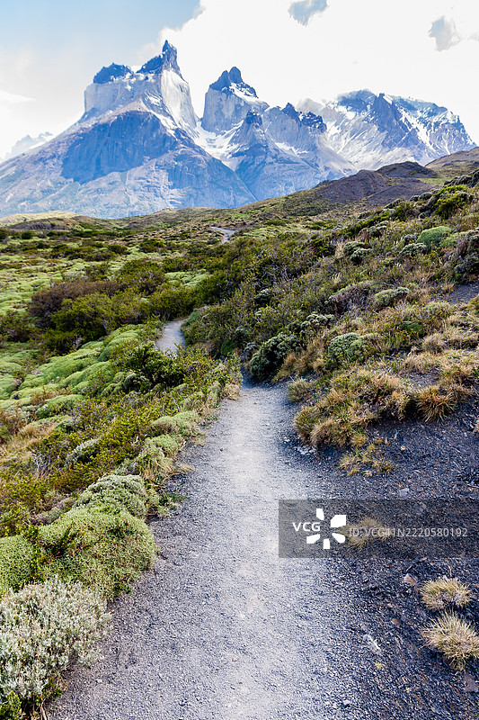 通往托雷斯德尔潘恩的洛斯库埃尔诺斯的小径图片素材