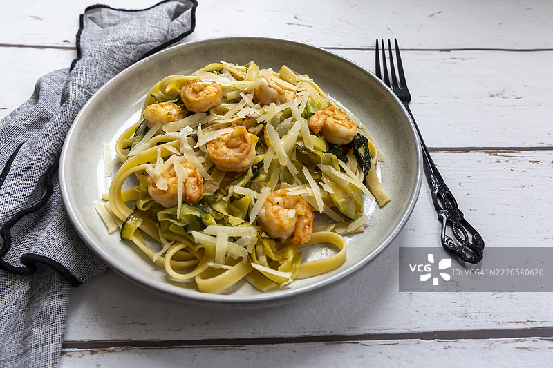 柠檬意大利面配西葫芦、虾仁和帕尔马干酪图片素材