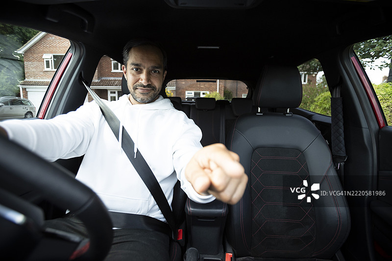 中年司机在车内设置全球定位系统的导航视角图片素材