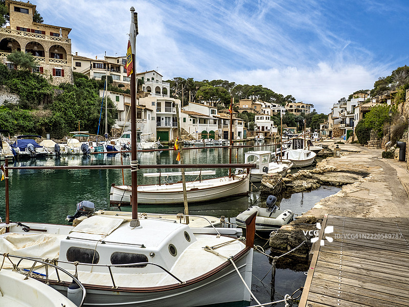 西班牙马约卡岛的卡拉菲格拉镇和码头景观。图片素材