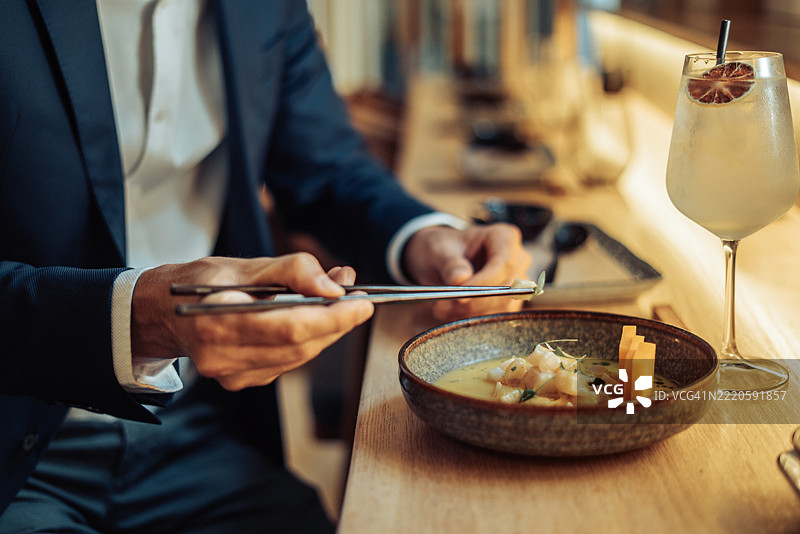 男子在餐厅用餐图片素材