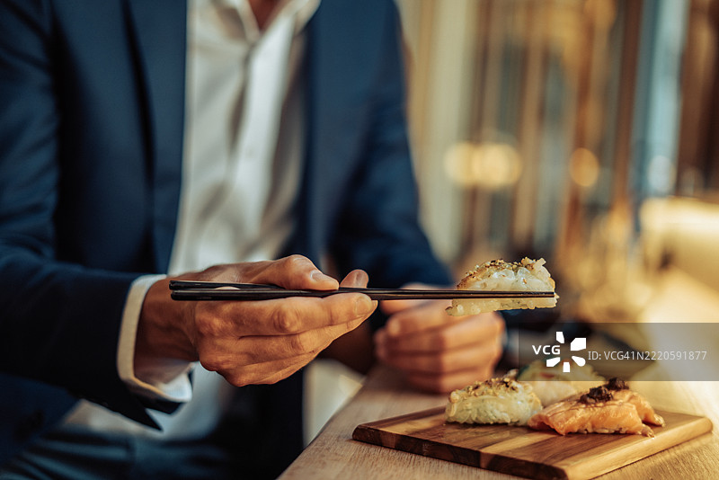 男子在餐厅用餐图片素材