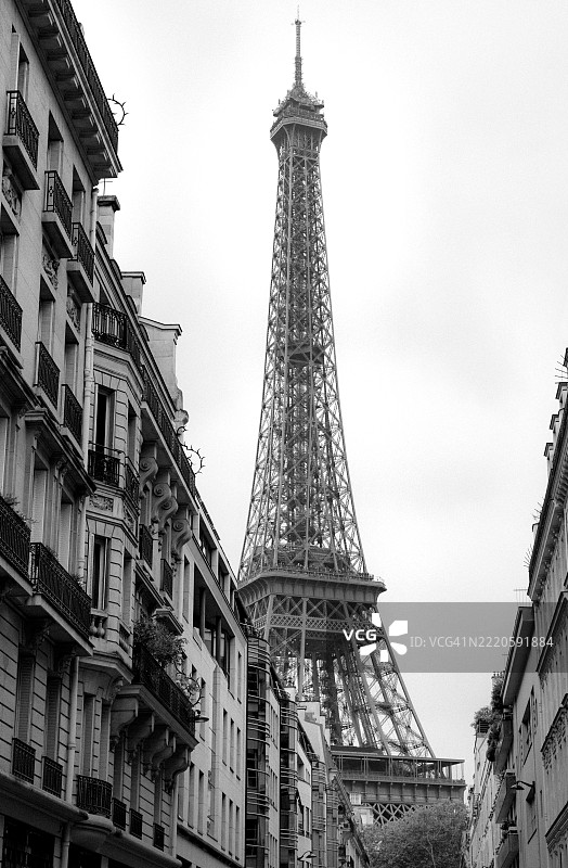 巴黎街道上的黑白埃菲尔铁塔景观图片素材