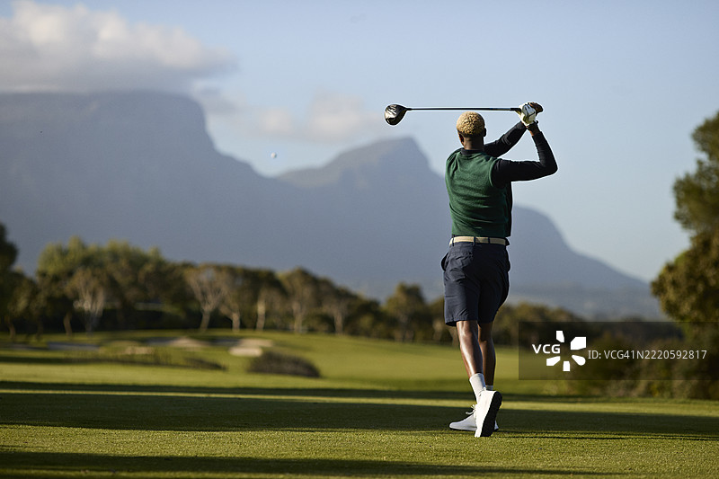 男性高尔夫球手在打球时的瞬间图片素材