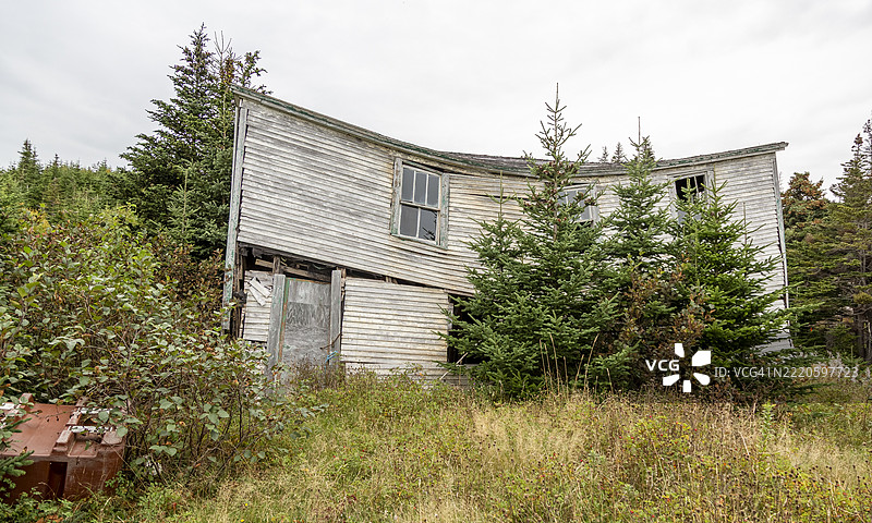 倒塌的旧木屋图片素材