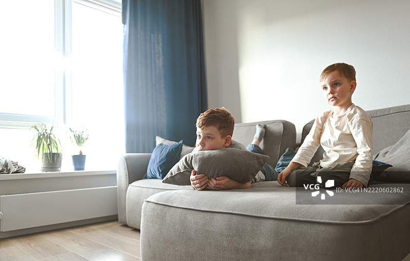 两个小兄弟在看卡通和玩游戏图片素材
