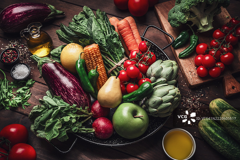 新鲜有机水果和蔬菜，适合健康烹饪和饮食。素食，维生素和抗氧化剂。营养与健康的食物，健康饮食和蔬菜选择。图片素材