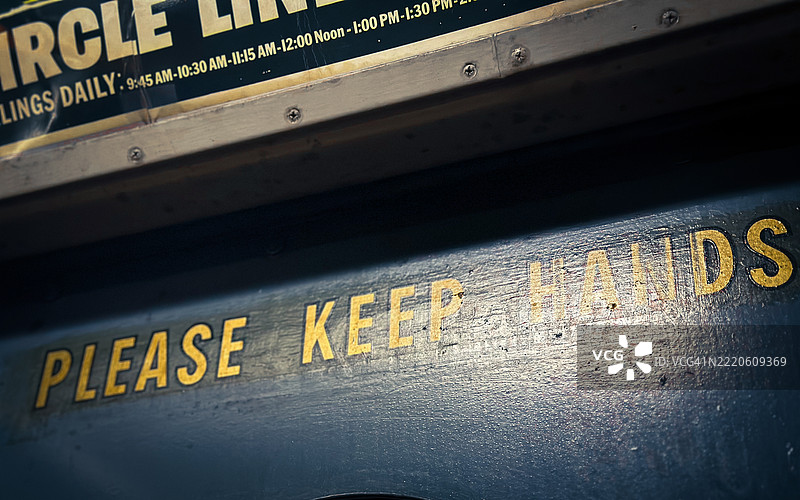 复古地铁警告标志贴在门上图片素材