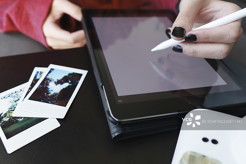 Z世代手绘数字艺术，旁边是复古相机和即时照片——将模拟记忆与现代工具融合图片素材