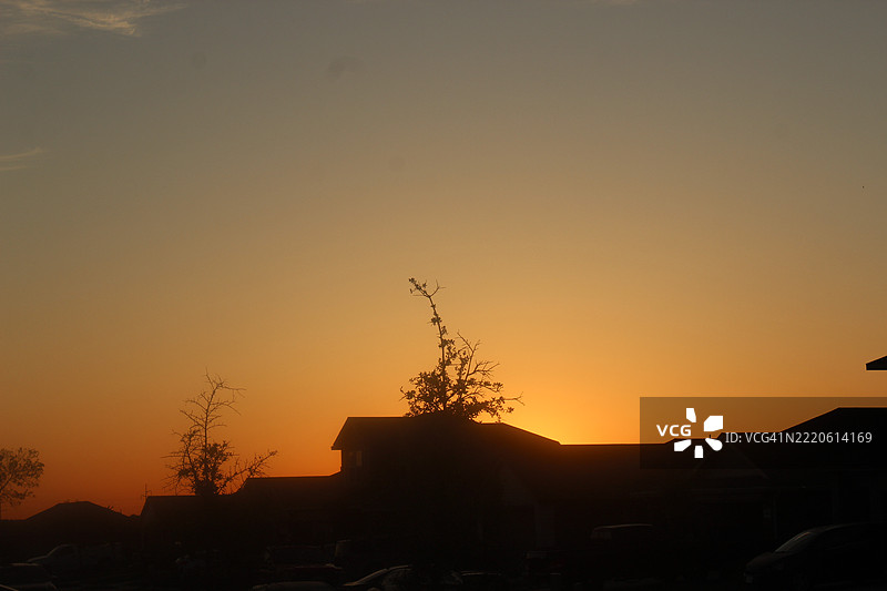 德克萨斯州约瑟芬市日落时分的建筑剪影与天空相映图片素材