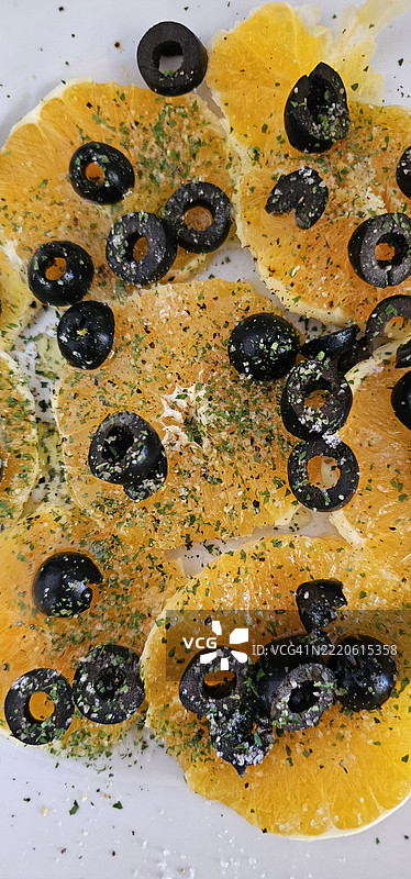 橙子和黑橄榄沙拉图片素材