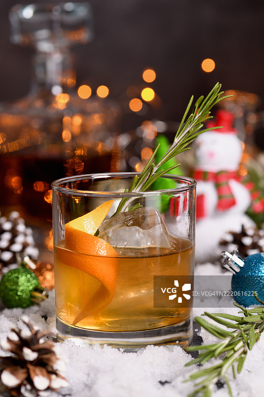 节日的圣诞波本威士忌鸡尾酒图片素材