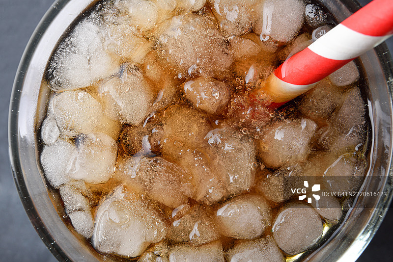 从上方俯视的冰镇饮料玻璃细节图片素材