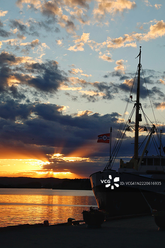 日落时分，海面与天空的美丽景色，挪威维斯特福德和特莱马克地区图片素材