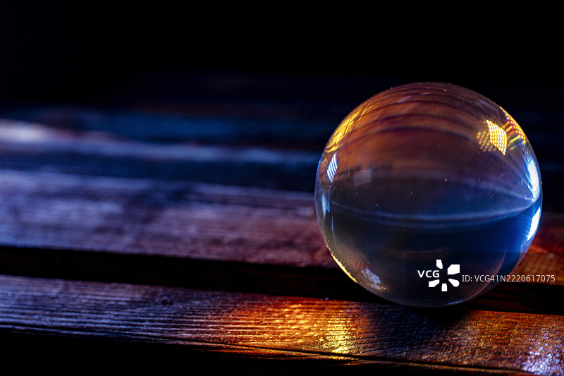 桌子上的水晶球特写图片素材