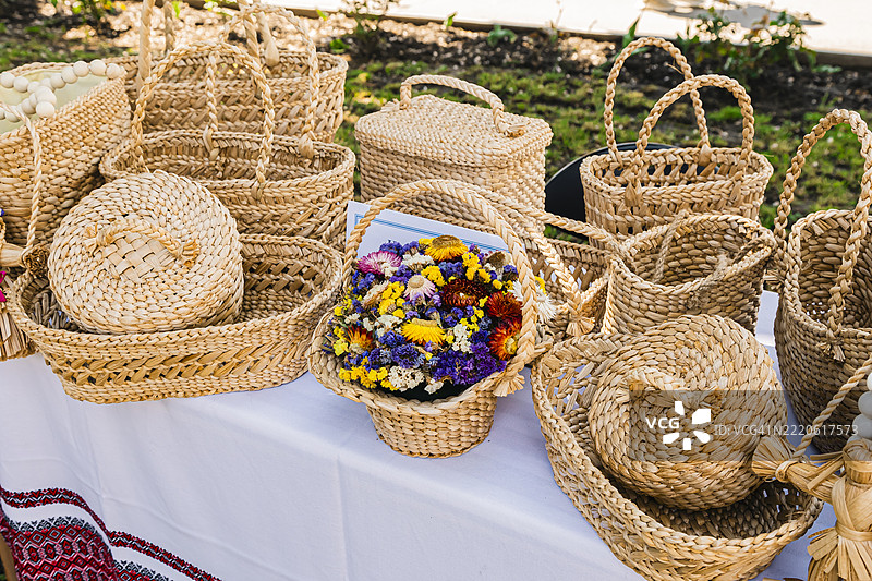 市场摊位上出售的帽子俯视图图片素材